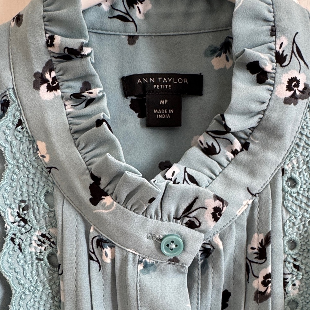 Ann Taylor Floral Lace Trim Sleeveless Blouse - Light Blue Petite Medium - Picture 4 of 4
